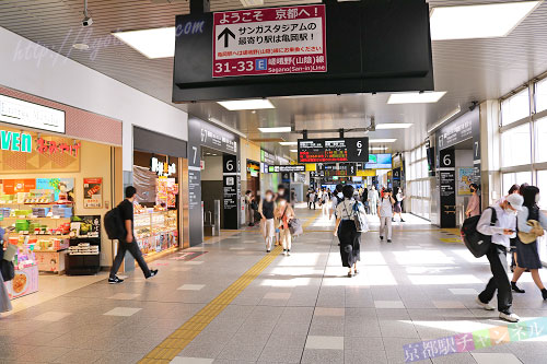 JR京都駅改札内の2階通路
